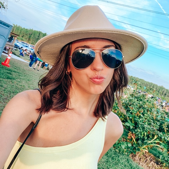 Meet your Posher, Selena - Picture 1 of 1